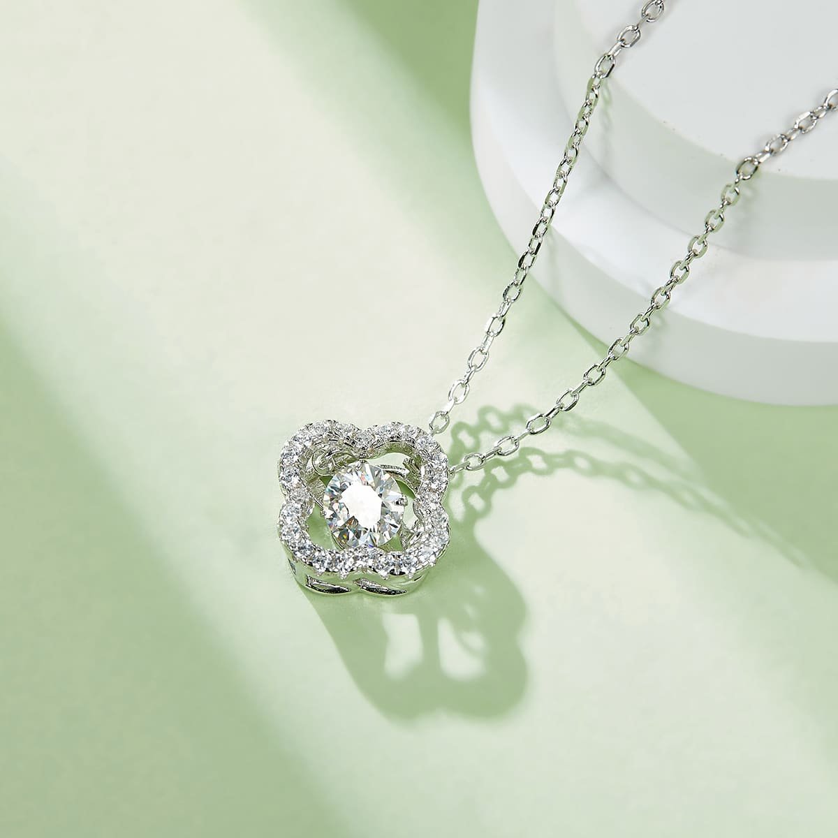 Mặt dây chuyền moissanite nhảy múa lá may mắn oldc 06