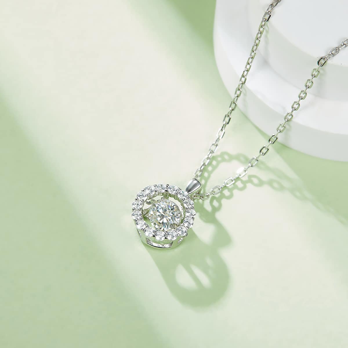 Collar con colgante de moissanita danzante en plata de ley, Oldd 06