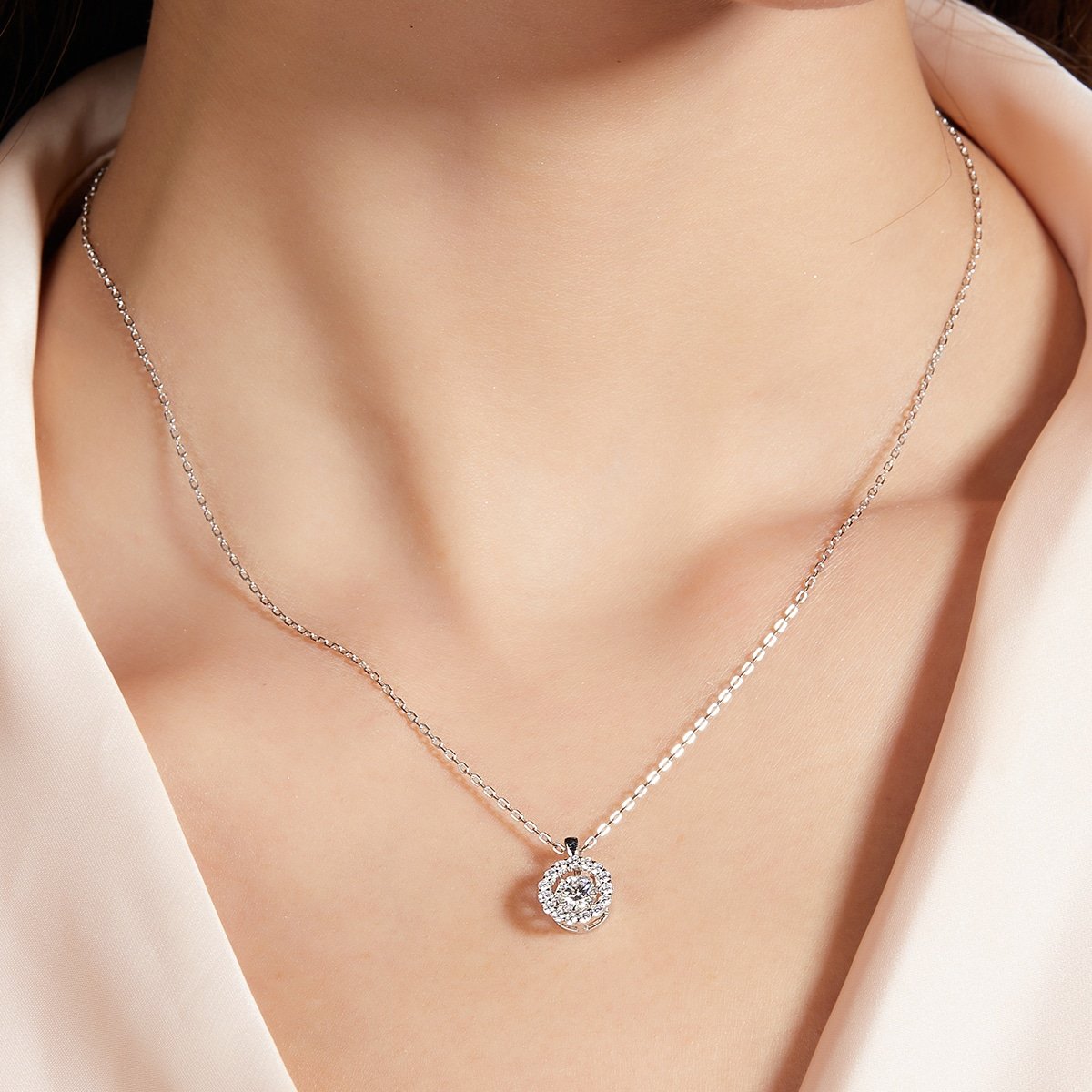 Collar con colgante de moissanita danzante en plata de ley, Oldd 07
