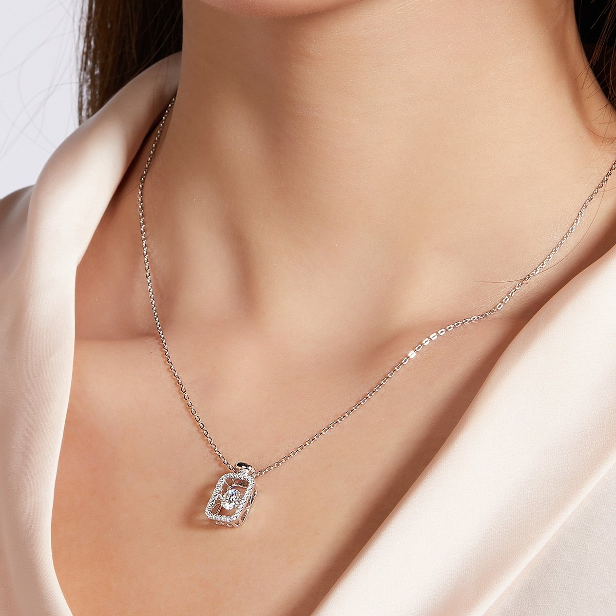 Collar con colgante de moissanita danzante bañado en oro blanco y plata de ley Oldh925W-00 07 Collar con colgante de moissanita danzante en plata de ley oldh 07