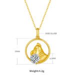 Collier pendentif en moissanite Coq du zodiaque chinois 2 Collier avec pendentif en moissanite représentant le coq du zodiaque chinois OSXJ 02