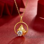 Collier pendentif en moissanite Coq du zodiaque chinois 3 Collier avec pendentif en moissanite représentant le coq du zodiaque chinois OSXJ 04