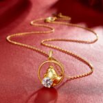 Collier pendentif en moissanite Coq du zodiaque chinois 4 Collier avec pendentif en moissanite représentant le coq du zodiaque chinois OSXJ 05