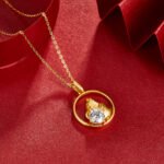 Collier pendentif en moissanite Coq du zodiaque chinois 5 Collier avec pendentif en moissanite représentant le coq du zodiaque chinois OSXJ 06