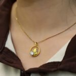 Collier pendentif en moissanite Coq du zodiaque chinois 6 Collier avec pendentif en moissanite représentant le coq du zodiaque chinois OSXJ 07