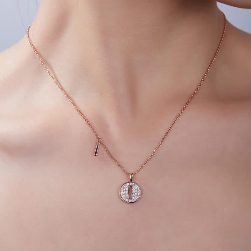 Kalung liontin moissanite huruf awal i ozmi