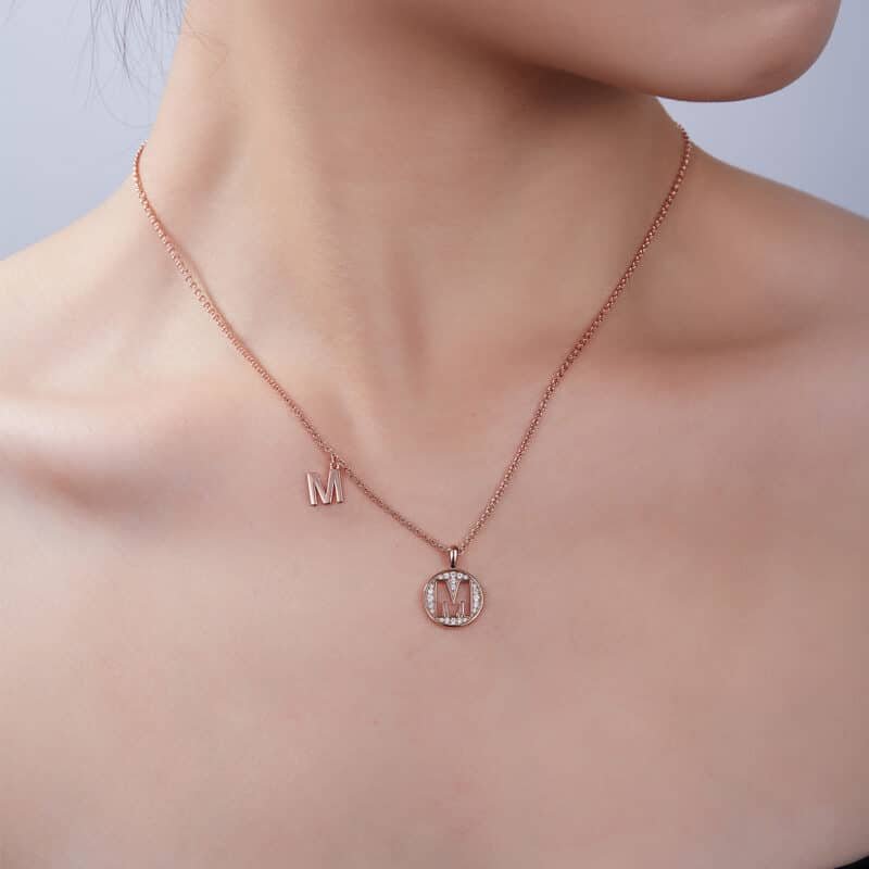 Kalung liontin moissanite huruf inisial m ozmm