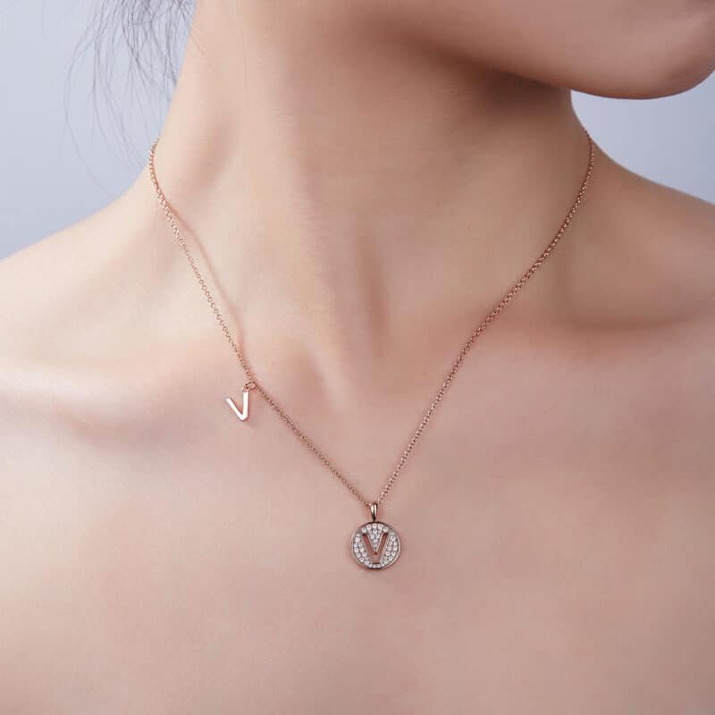 Kalung liontin moissanite huruf inisial v ozmv