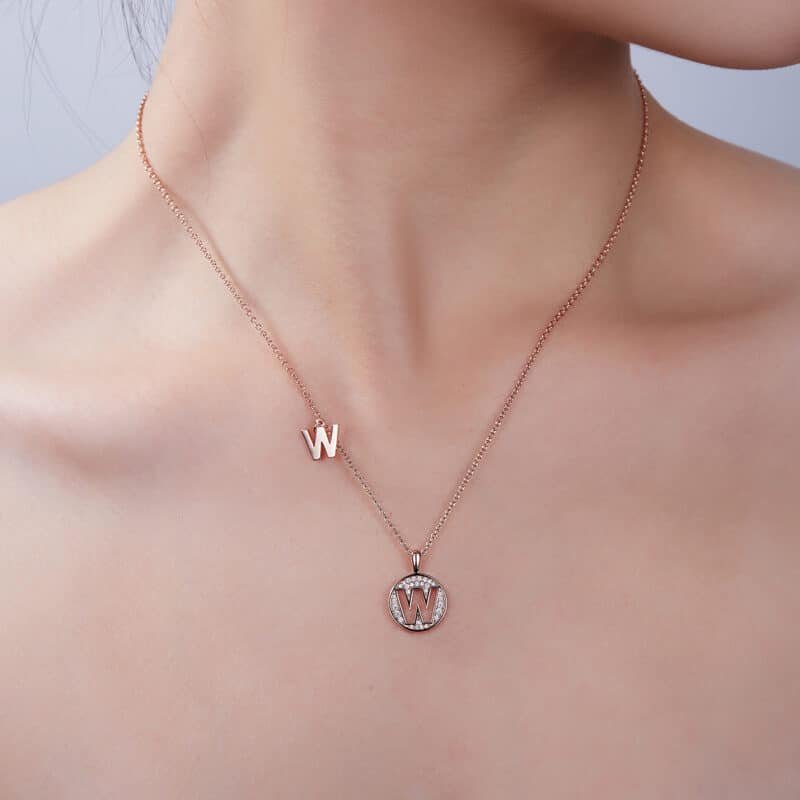 alfabet awal dengan kalung liontin moissanite ozmw