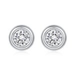 Orecchini a lobo con moissanite taglio rotondo incastonata a castone O40A O40B E 01