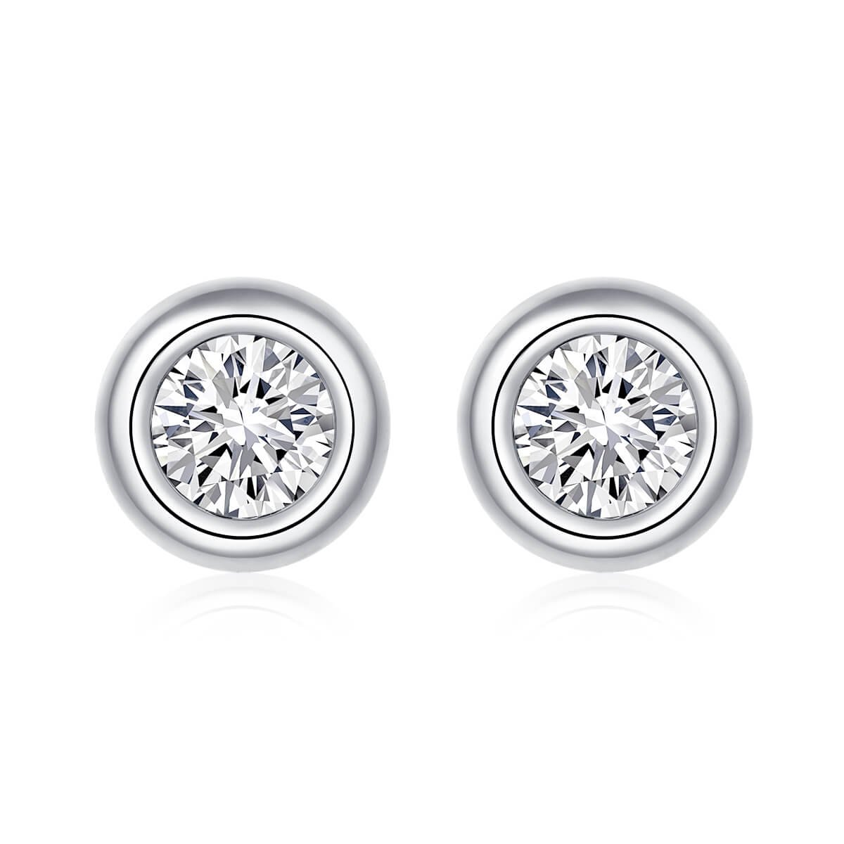 O40A O40B E 01 Orecchini a lobo con moissanite taglio rotondo incastonata a castone O40A O40B E 01