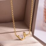 0.8ct Pear cut twisted Moissanite pendant necklace 4 Colar com pingente de moissanita torcida em formato de pera de 0,8 ct