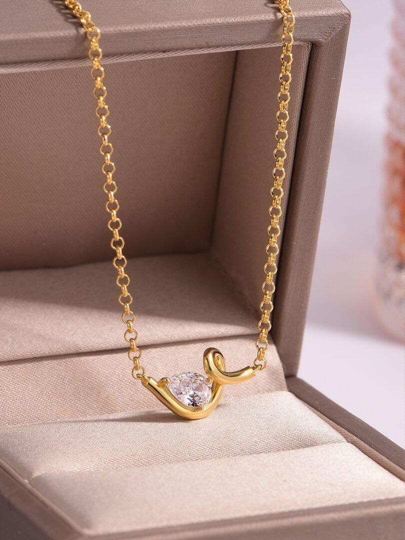 Colar com pingente de moissanita torcida em formato de pera de 0,8 ct Colar com pingente de moissanita torcida em formato de pera de 0,8 ct