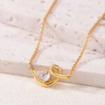 0.8ct Pear cut twisted Moissanite pendant necklace 3 Colar com pingente de moissanita torcida em formato de pera de 0,8 ct