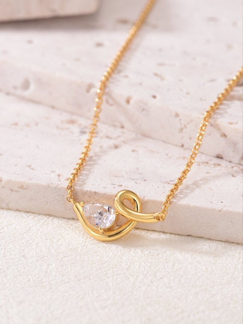 Colar com pingente de moissanita torcida em formato de pera de 0,8 ct Colar com pingente de moissanita torcida em formato de pera de 0,8 ct