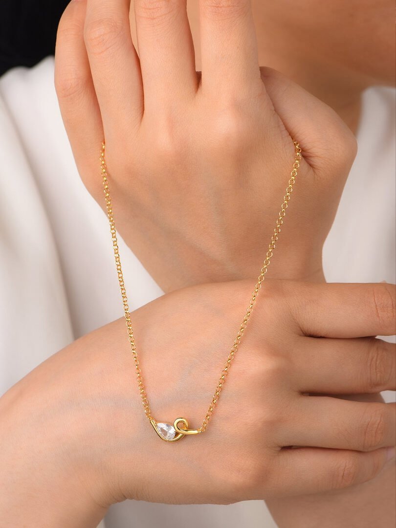 Colar com pingente de moissanita torcida em formato de pera de 0,8 ct Colar com pingente de moissanita torcida em formato de pera de 0,8 ct
