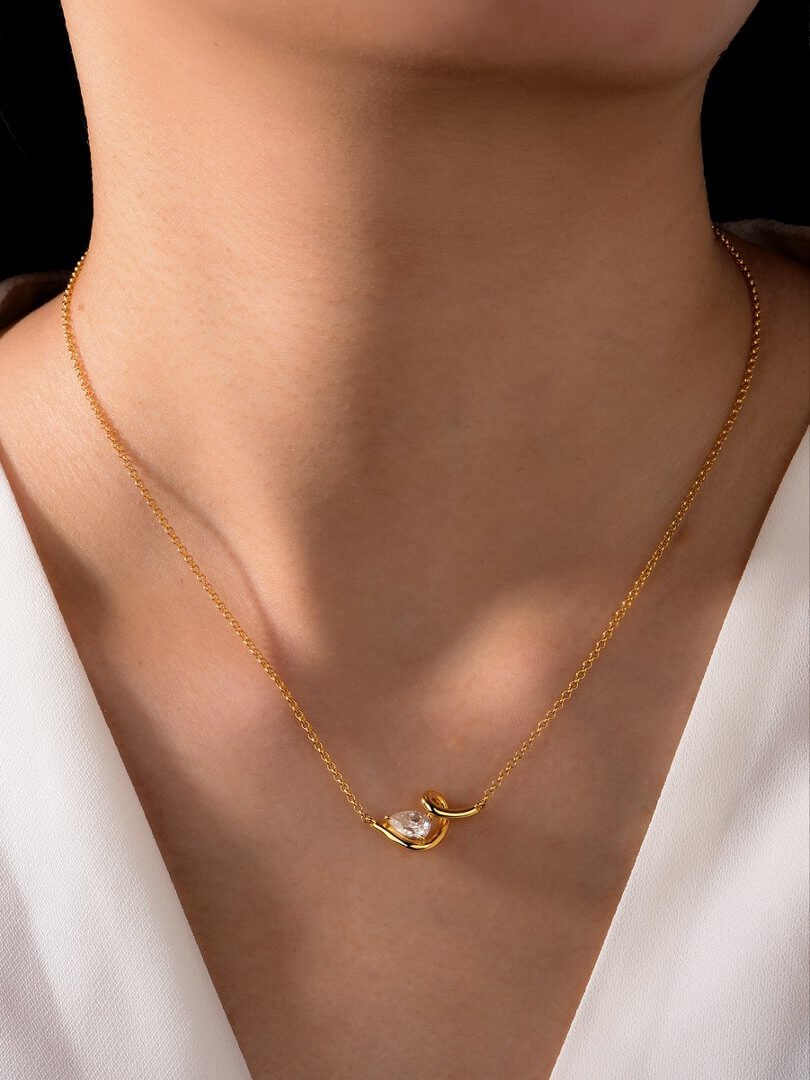 Colar com pingente de moissanita torcida em formato de pera de 0,8 ct Colar com pingente de moissanita torcida em formato de pera de 0,8 ct