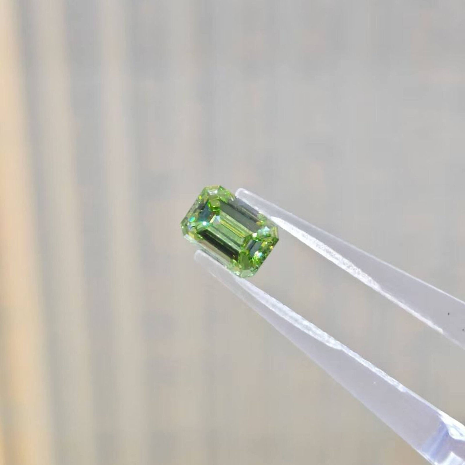 Diamante cultivado en laboratorio de color verde intenso, talla esmeralda, de 1,01 ct. Diamante cultivado en laboratorio de color verde intenso, talla esmeralda, de 1,01 ct.