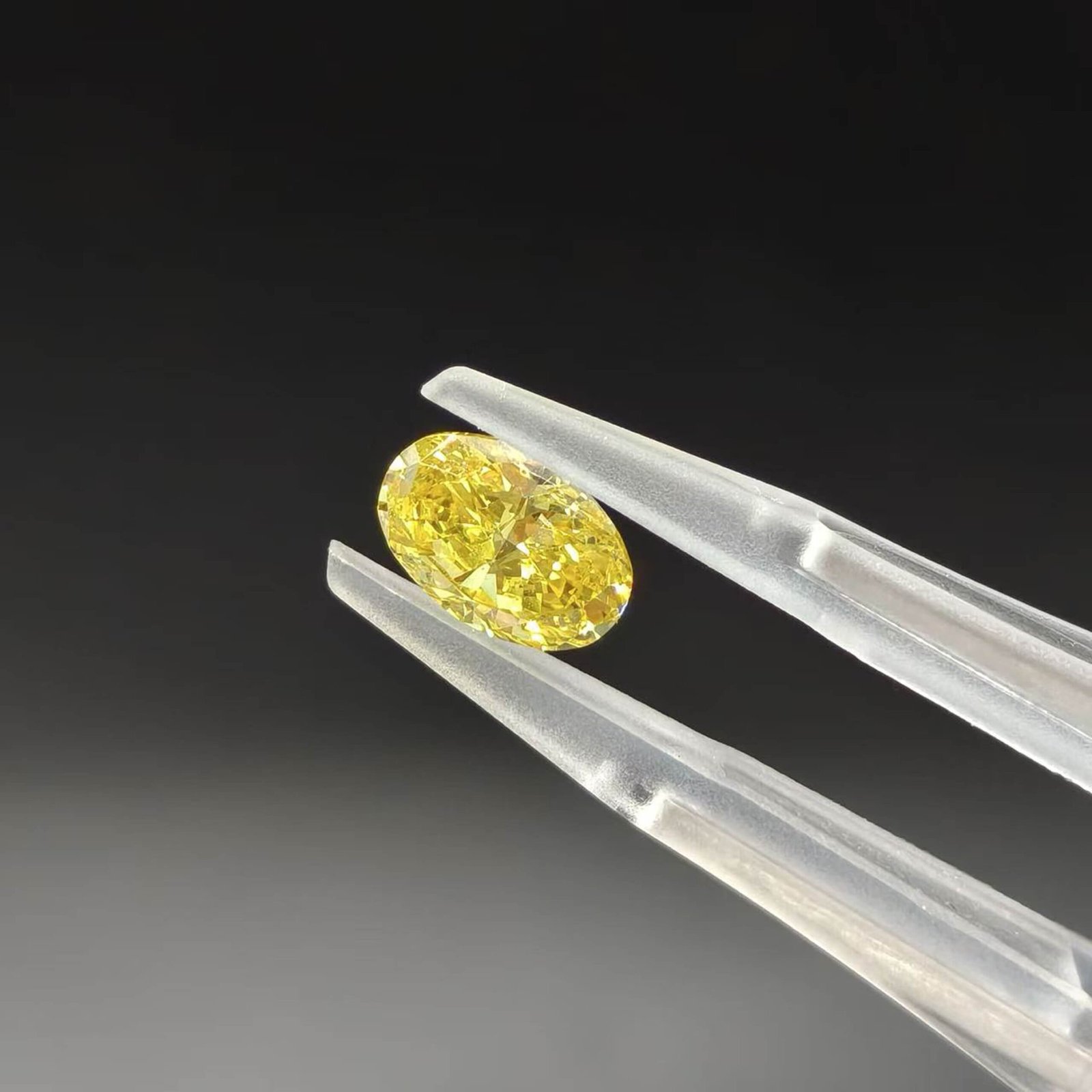 Diamante de laboratório amarelo intenso de lapidação oval de 1,02 ct Diamante de laboratório amarelo intenso de lapidação oval de 1,02 ct