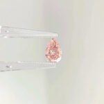 1.02ct pear cut fancy intense pink lab grown diamond 1 Выращенный в лаборатории бриллиант грушевидной огранки насыщенного розового цвета, фантазийный, 1,02 карата.