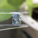 1.03ct radiant cut fancy intense blue lab grown diamond 1 Бриллиант, выращенный в лаборатории, огранка «радиант», насыщенный синий цвет, 1,03 карата.