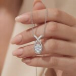 1.0ct Oval cut iterlocking Moissanite pendant necklace 4 Colar com pingente de moissanita de 1,0 ct com corte oval e cravação em iterlock