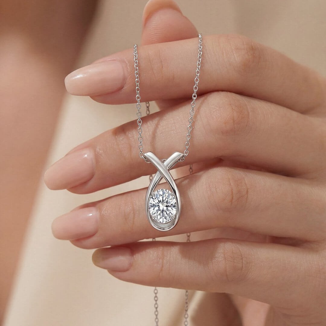 Colar com pingente de moissanita de 1,0 ct com corte oval e cravação em iterlock Colar com pingente de moissanita de 1,0 ct com corte oval e cravação em iterlock