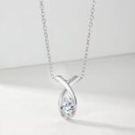 1.0ct Oval cut iterlocking Moissanite pendant necklace 3 Colar com pingente de moissanita de 1,0 ct com corte oval e cravação em iterlock