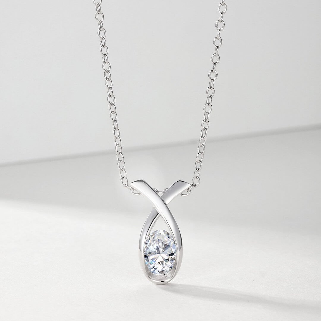 Colar com pingente de moissanita de 1,0 ct com corte oval e cravação em iterlock Colar com pingente de moissanita de 1,0 ct com corte oval e cravação em iterlock