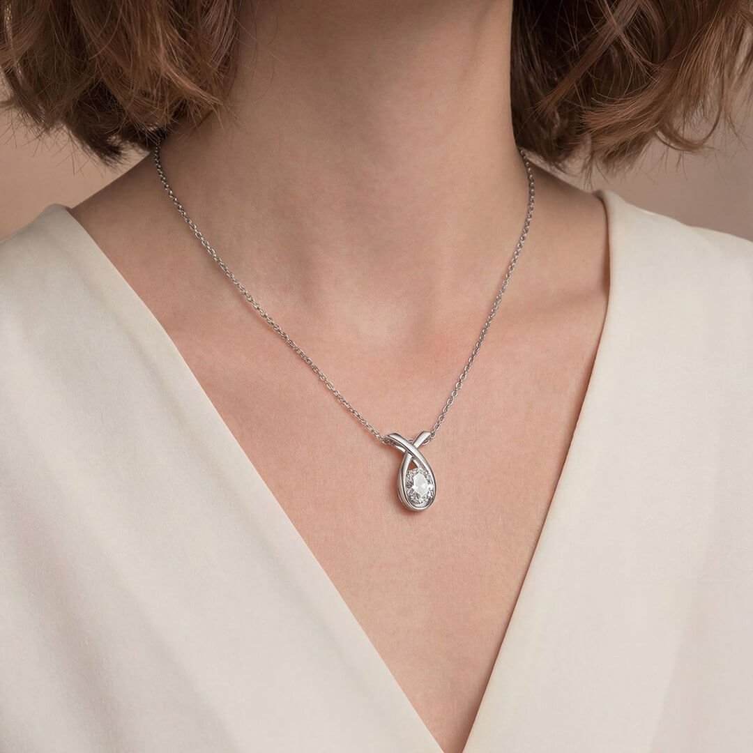 Colar com pingente de moissanita de 1,0 ct com corte oval e cravação em iterlock Colar com pingente de moissanita de 1,0 ct com corte oval e cravação em iterlock