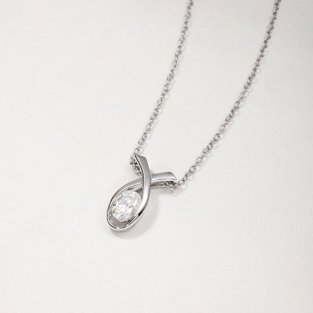 Colar com pingente de moissanita de 1,0 ct com corte oval e cravação em iterlock Colar com pingente de moissanita de 1,0 ct com corte oval e cravação em iterlock