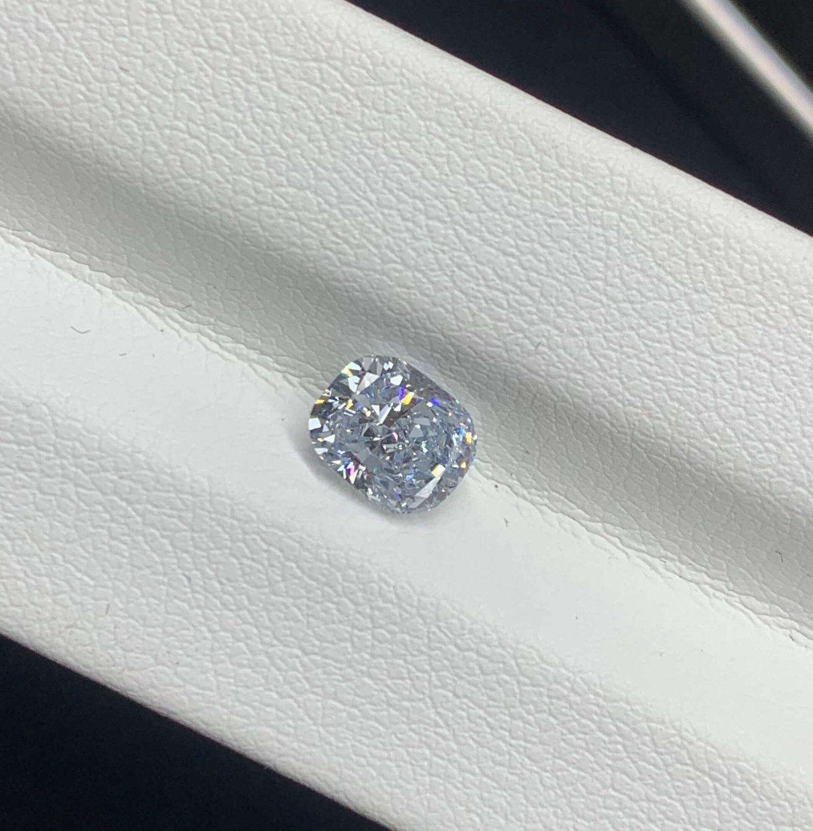 Kim cương nhân tạo màu xanh lam đậm, cắt kiểu cushion, trọng lượng 1,11 carat. Kim cương nhân tạo màu xanh lam đậm, cắt kiểu cushion, trọng lượng 1,11 carat.