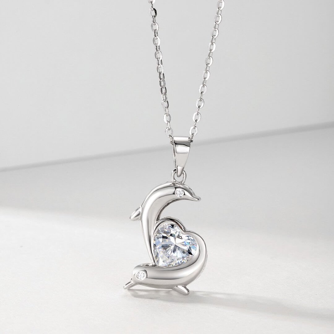 Colar com pingente de coração duplo de golfinho em moissanita de 1,2 ct Colar com pingente de coração duplo de golfinho em moissanita de 1,2 ct