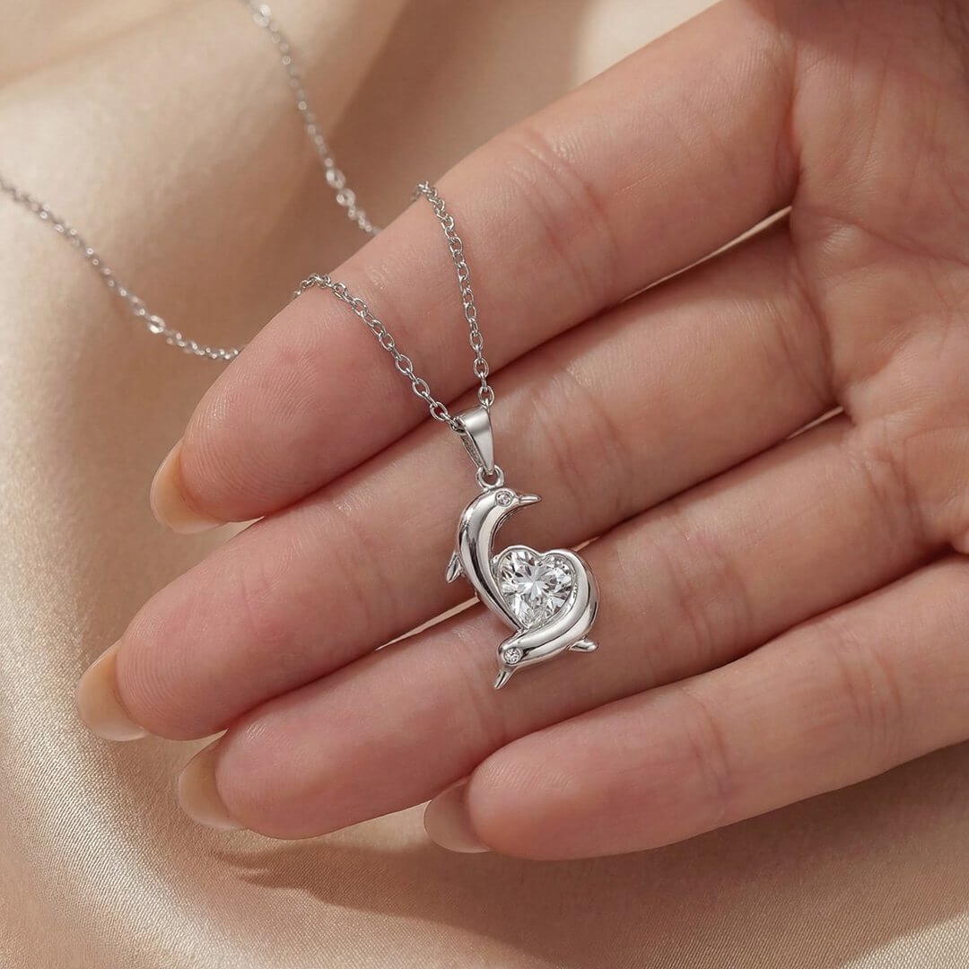 Colar com pingente de coração duplo de golfinho em moissanita de 1,2 ct Colar com pingente de coração duplo de golfinho em moissanita de 1,2 ct