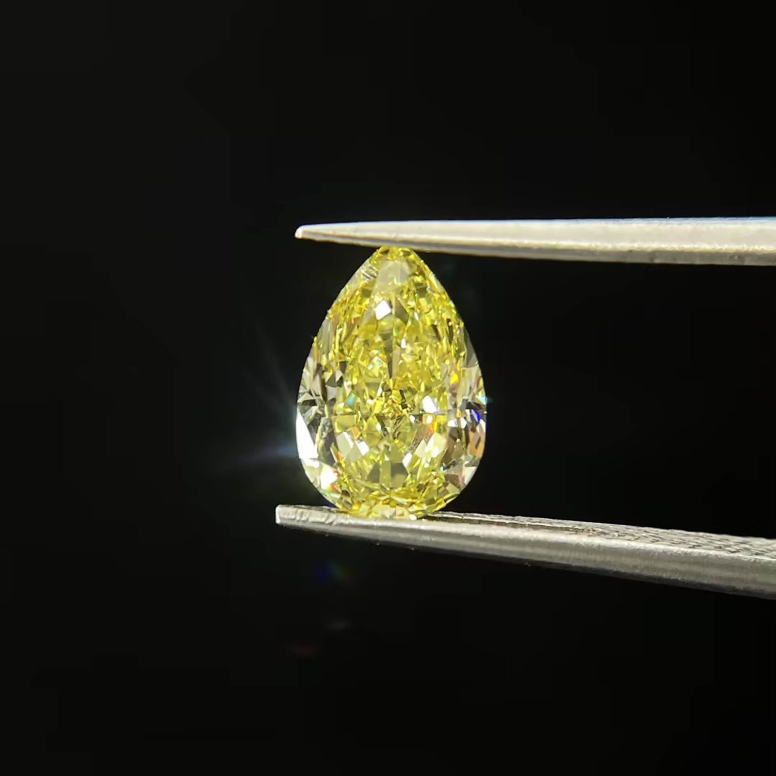 Diamante giallo fantasia a taglio a pera da 1,53 carati, coltivato in laboratorio. Diamante giallo fantasia a taglio a pera da 1,53 carati, coltivato in laboratorio.