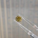 1.54 carat round brilliant cut lab grown yellow diamond 1 Круглый бриллиант огранки «бриллиант», выращенный в лаборатории, 1,54 карата, желтый.