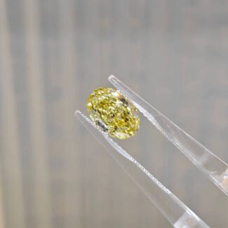 Diamante sintetico giallo intenso fantasia, taglio ovale, da 1,54 carati.