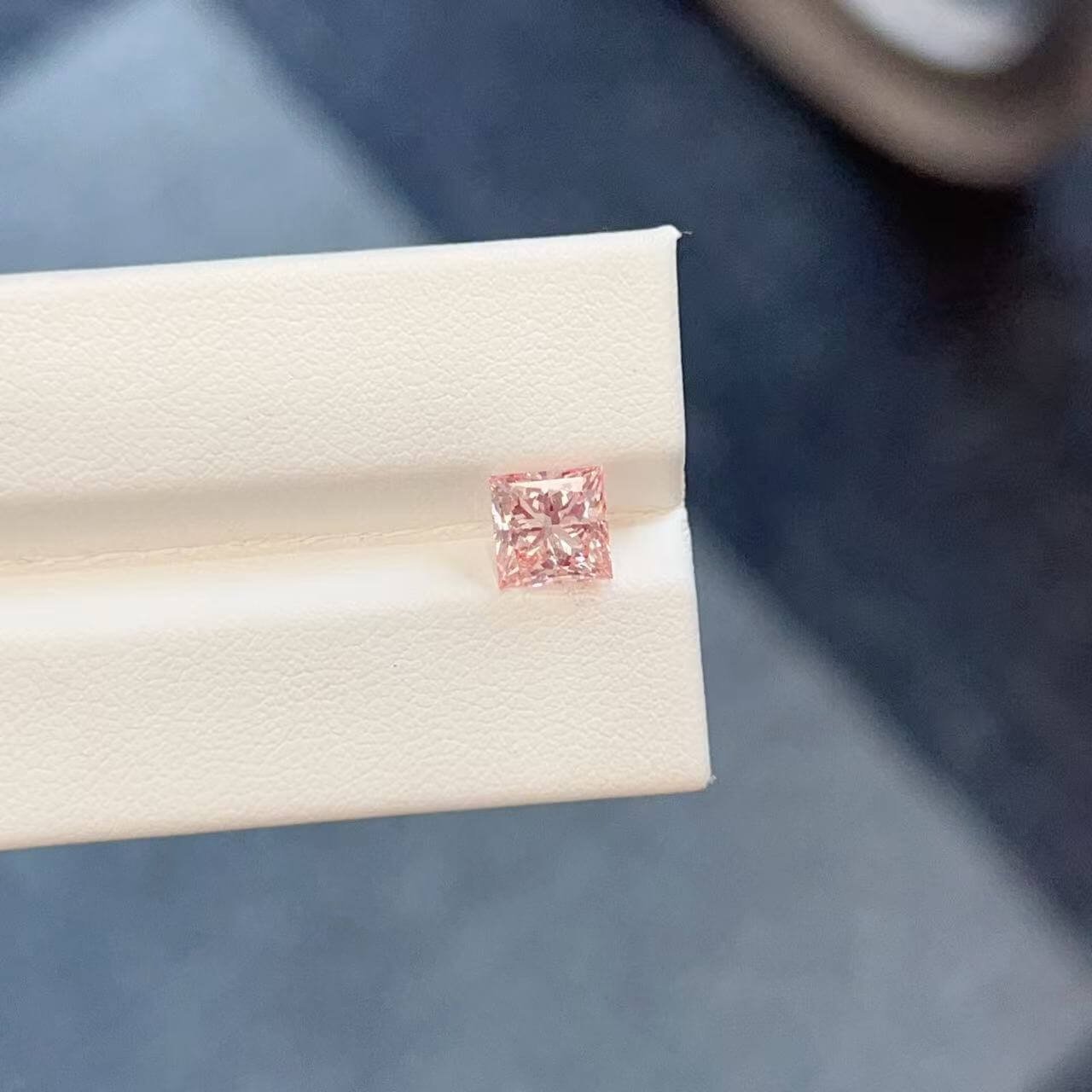 Diamante sintetico rosa intenso, taglio princess, da 1,55 carati. Diamante sintetico rosa intenso, taglio princess, da 1,55 carati.