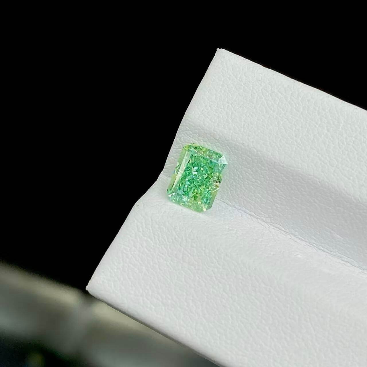 Diamante sintetico verde intenso fantasia taglio radiante da 1,55 carati