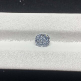 Kim cương nhân tạo màu xanh đậm, cắt kiểu cushion, trọng lượng 1,57 carat.