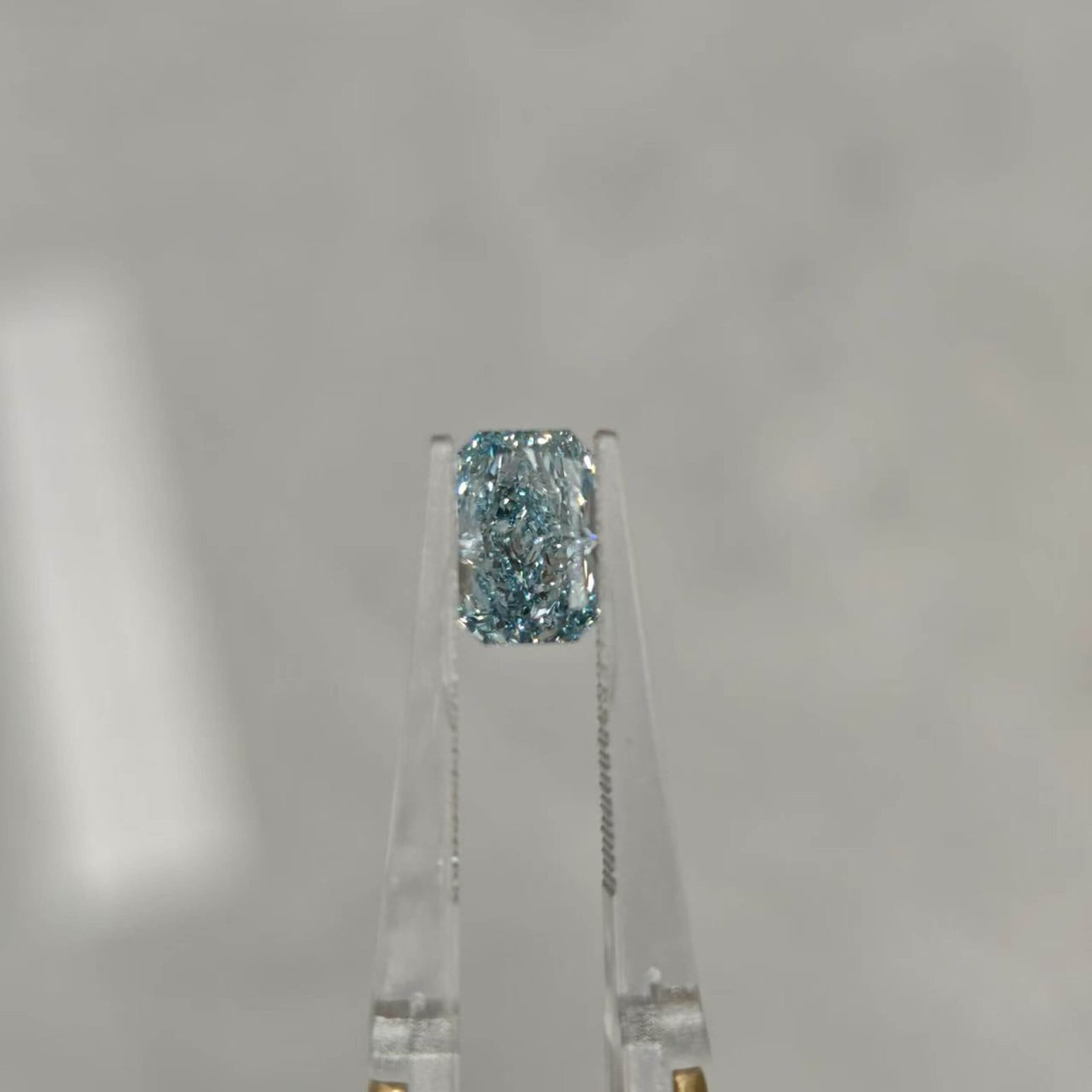 1,58 ct stralend geslepen, intens blauwe, in het laboratorium gekweekte diamant