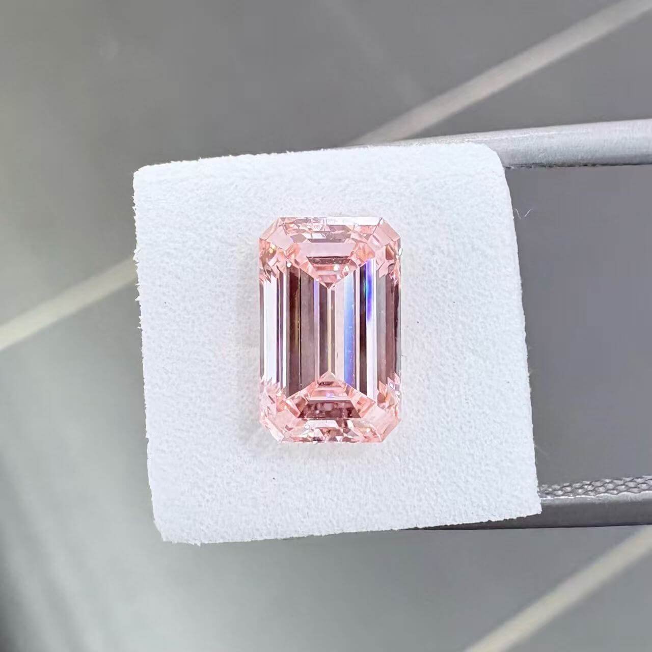 Kim cương nhân tạo màu hồng đậm, cắt hình lục giác, 1,66 carat Kim cương nhân tạo màu hồng đậm, cắt hình lục giác, 1,66 carat