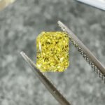 1.77ct radiant cut fancy intense yellow lab grown diamond 1 Kim cương nhân tạo màu vàng đậm, cắt kiểu radiant, 1,77 carat
