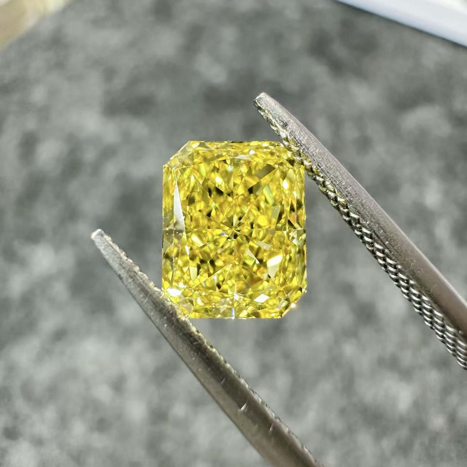 Kim cương nhân tạo màu vàng đậm, cắt kiểu radiant, 1,77 carat Kim cương nhân tạo màu vàng đậm, cắt kiểu radiant, 1,77 carat