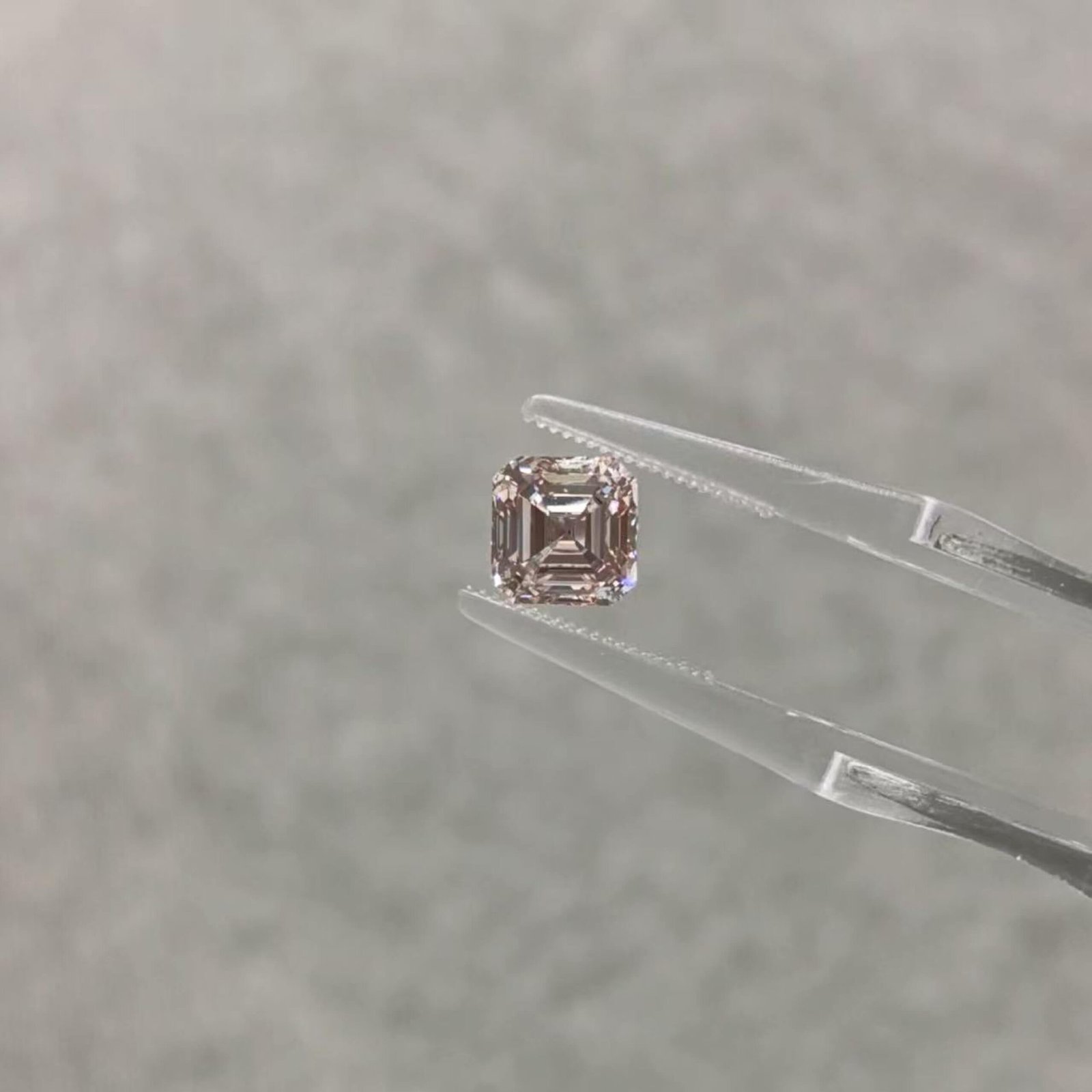 Diamante rosa fantasia creato in laboratorio, taglio Asscher, da 1,78 carati. Diamante rosa fantasia creato in laboratorio, taglio Asscher, da 1,78 carati.