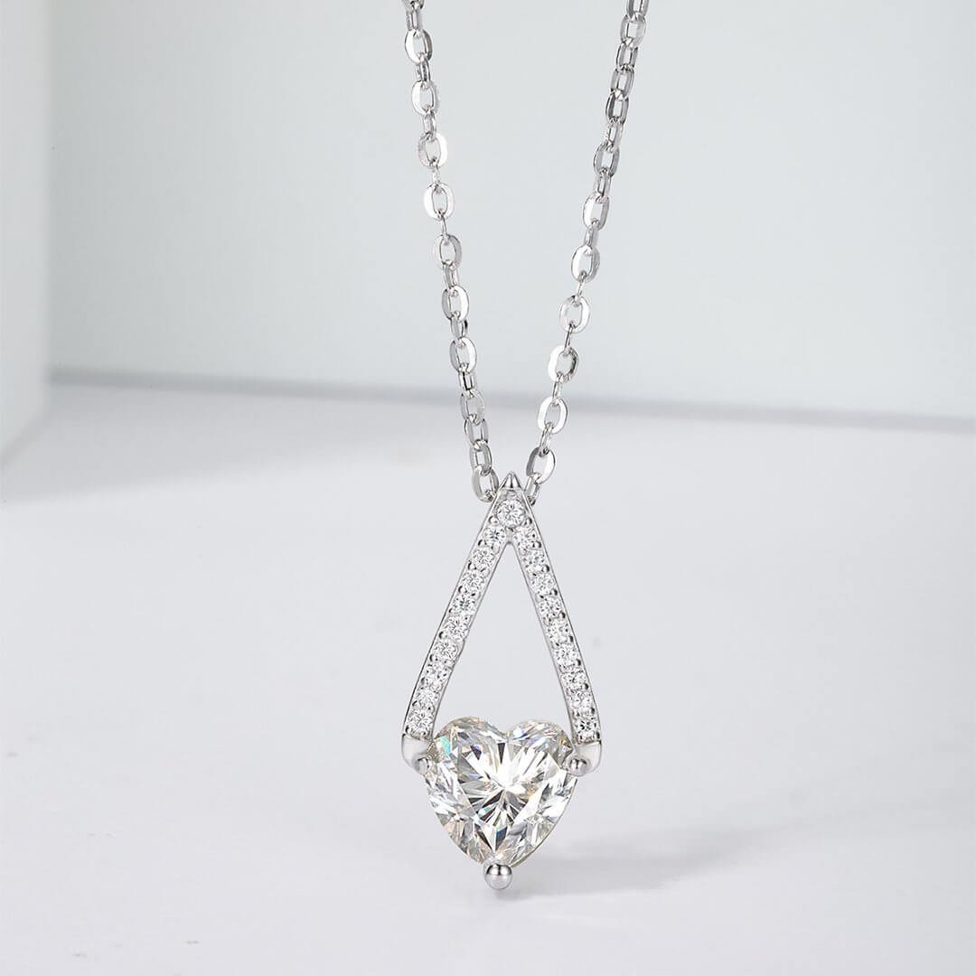 Colar com pingente de moissanita Starburst de 1,94 ct Colar com pingente de moissanita Starburst de 1,94 ct