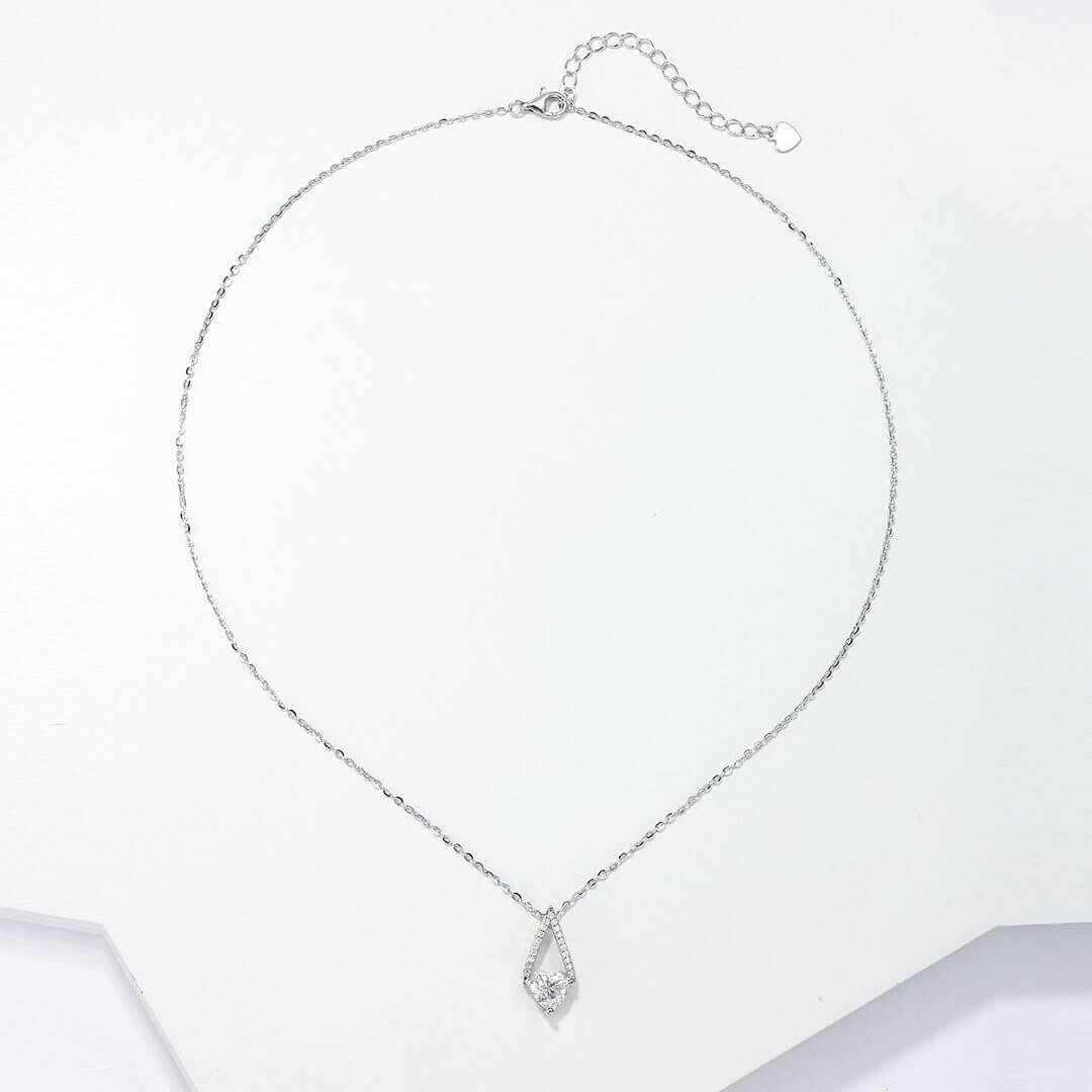 Colar com pingente de moissanita Starburst de 1,94 ct Colar com pingente de moissanita Starburst de 1,94 ct