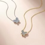 Colar em ouro 18K com pingente redondo em formato de borboleta e cravejado com moissanita.