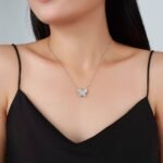 Colar em ouro 18K com pingente redondo em formato de borboleta e cravejado com moissanita.