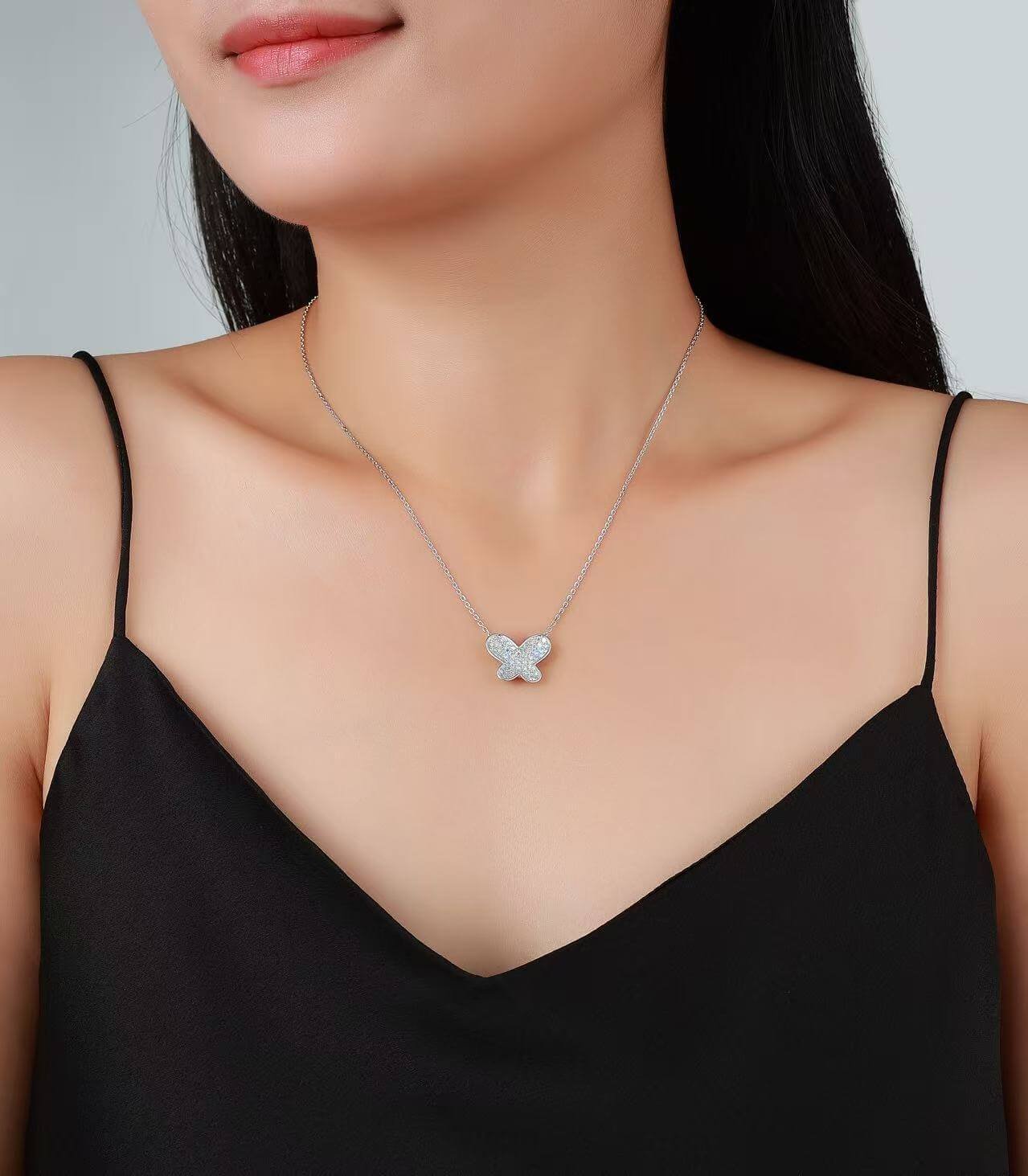 Colar em ouro 18K com pingente redondo em formato de borboleta e cravejado com moissanita.